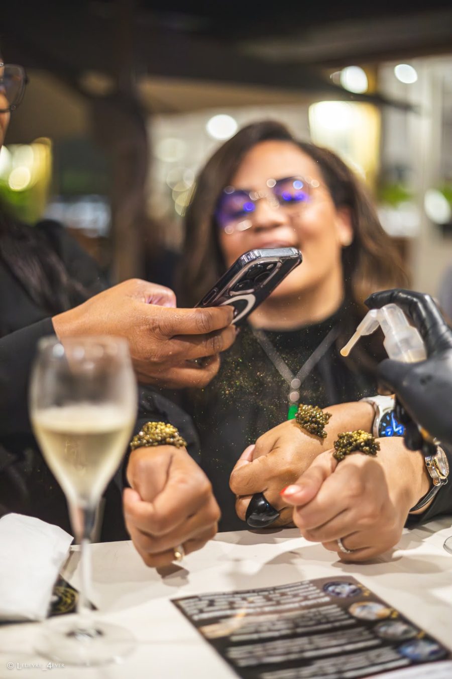 Dégustation de caviar et champagne entre amies